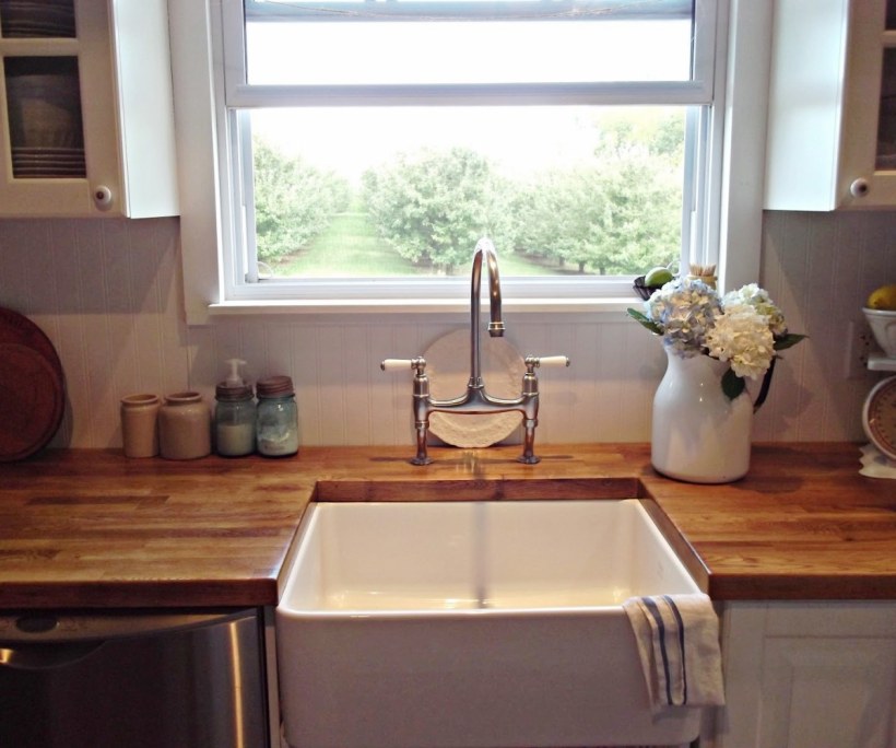 Раковина на кухне у Кона