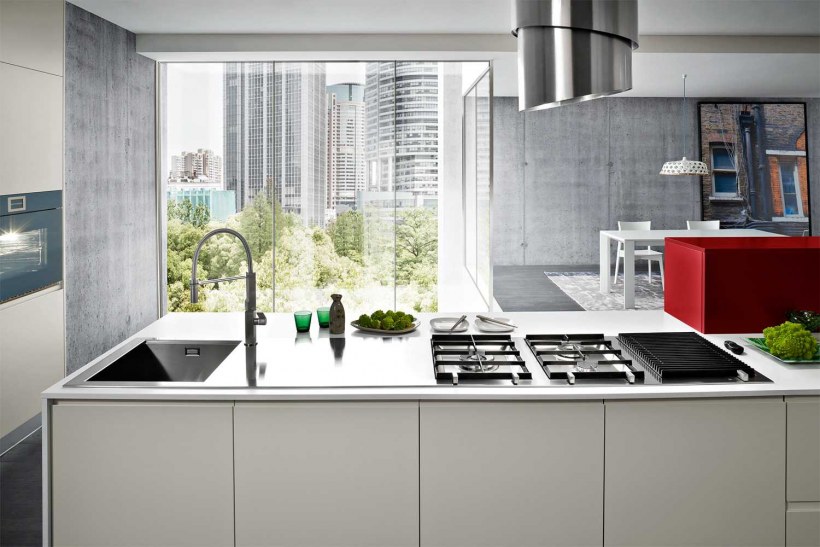 Кухонный гарнитур вдоль окна