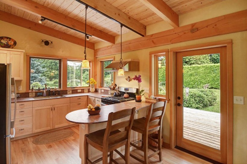 Кухня на веранде дачного домика