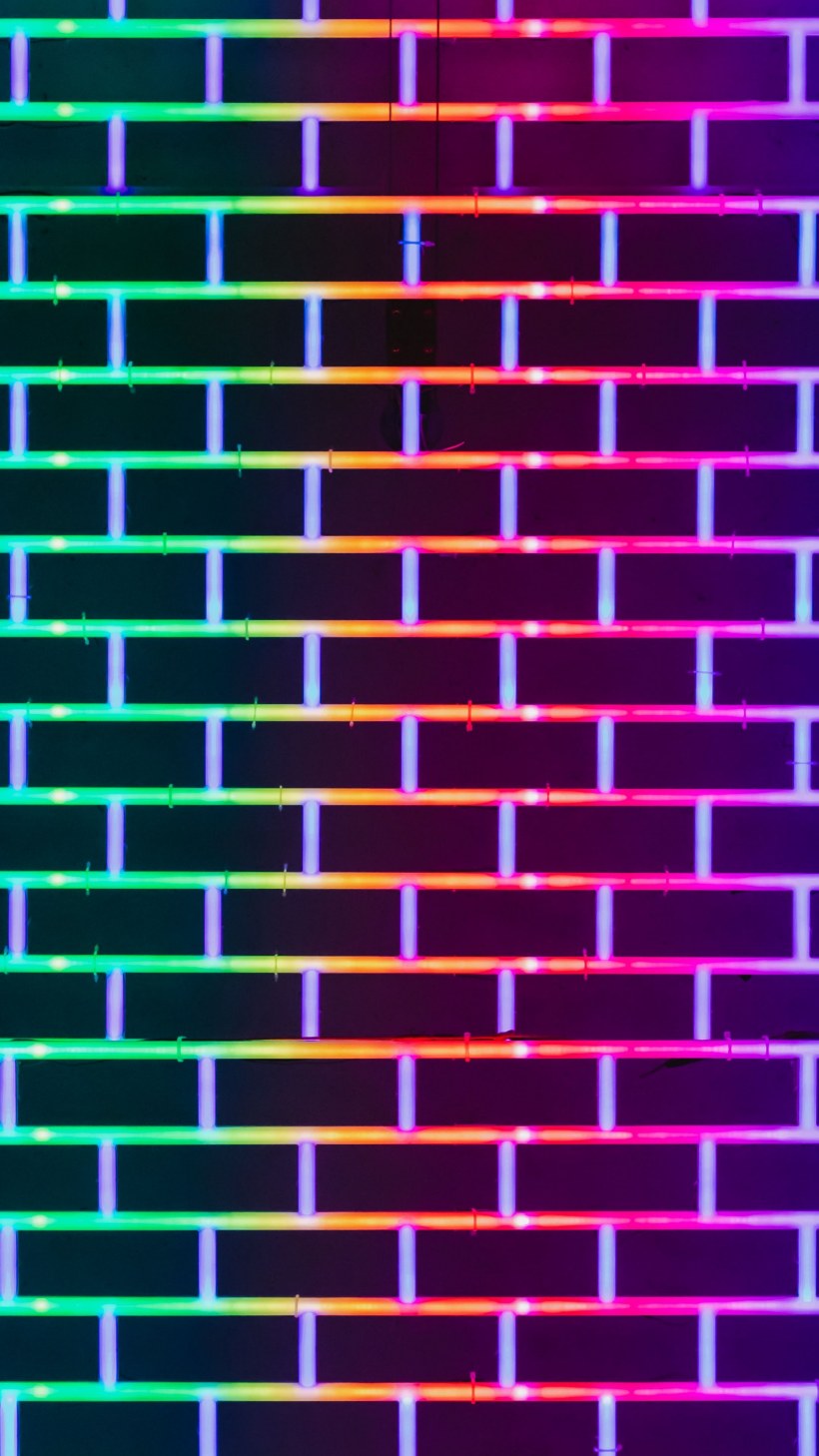 Неоновая кирпичная стена