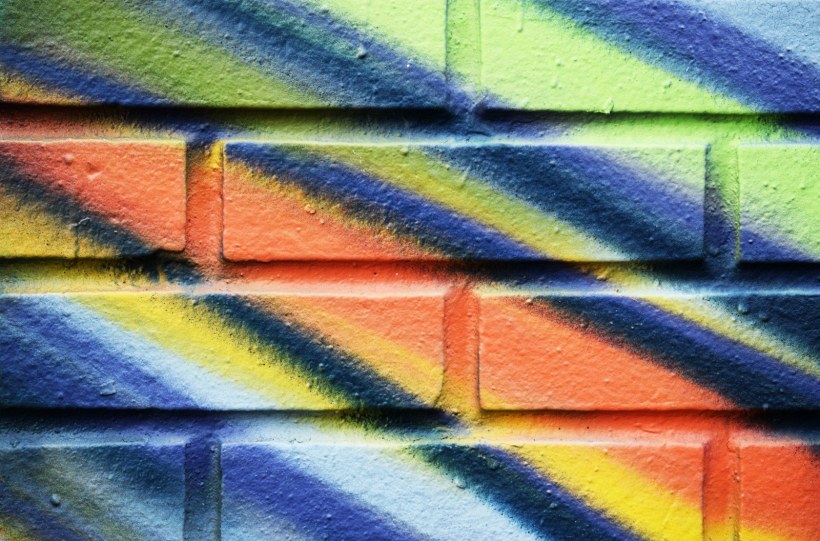 Стена из разноцветного кирпича