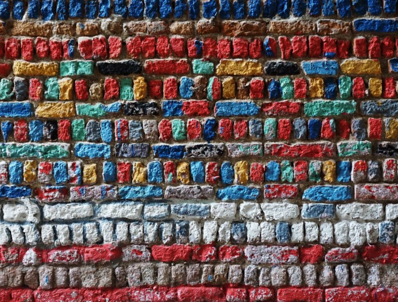Стена из разноцветного кирпича