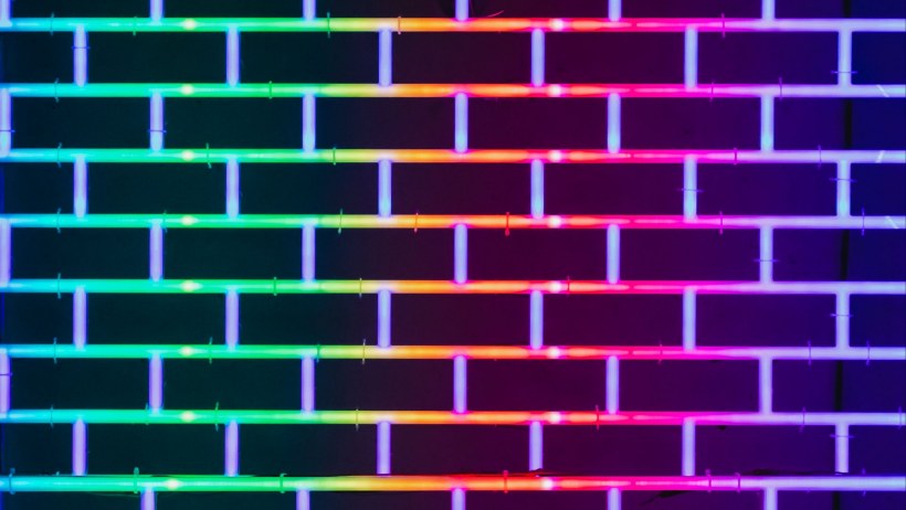 Неоновая кирпичная стена
