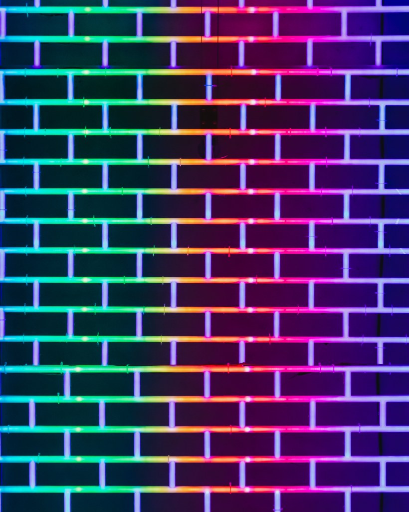 Неоновая кирпичная стена
