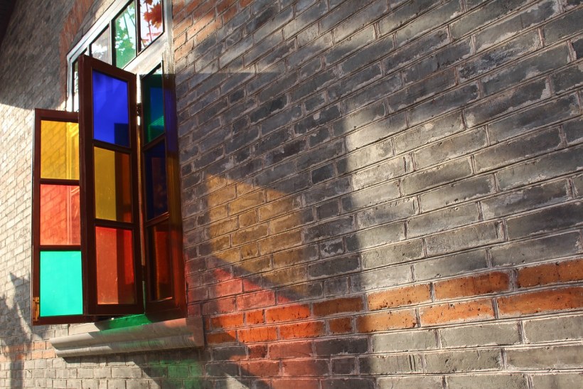 Стена из разноцветного кирпича