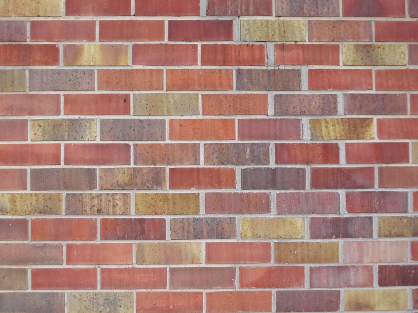 Разноцветная кирпичная кладка