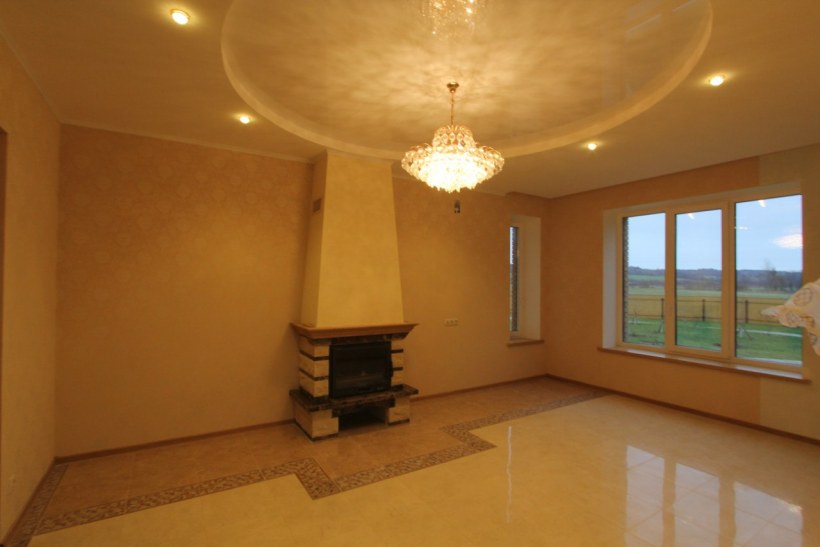 Кухня гостиная с декоративным камнем