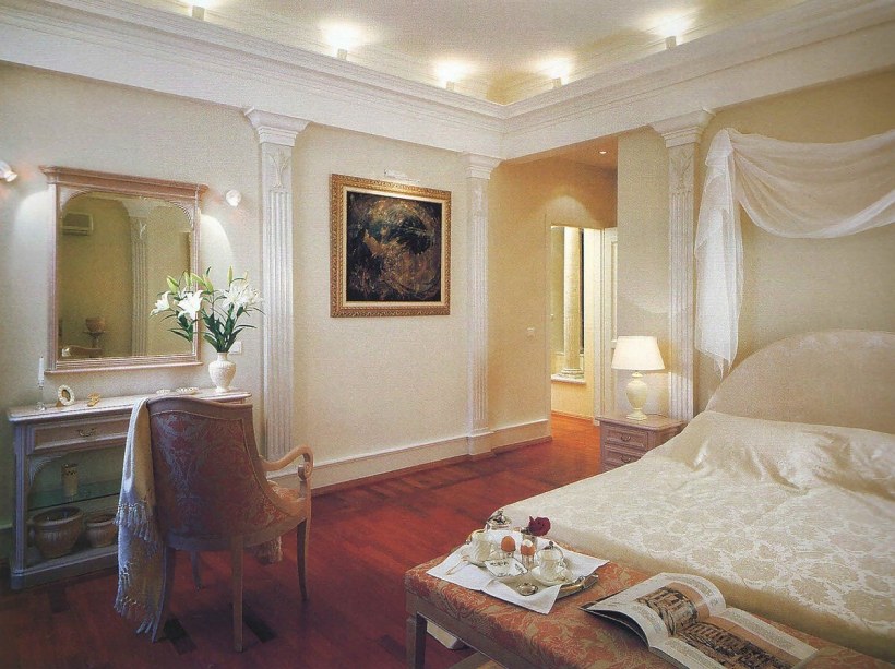 Спальня с колоннами