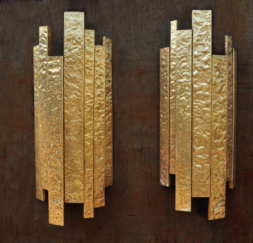 Латунь на стене