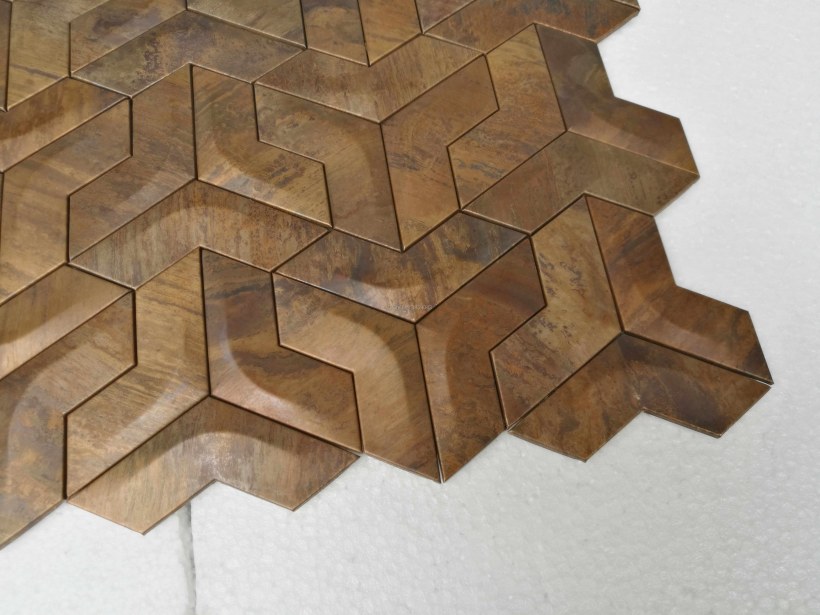 Плитки выложенные с латунными вставками