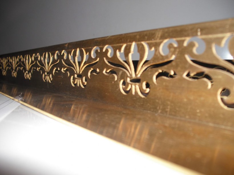 Уголок декоративный латунь