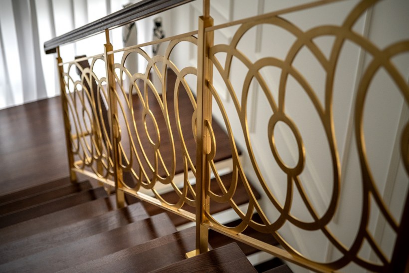 Перила из латуни для лестниц