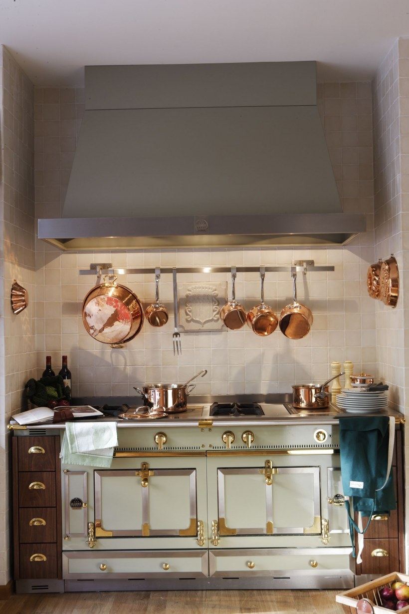 Кухня с медными вставками