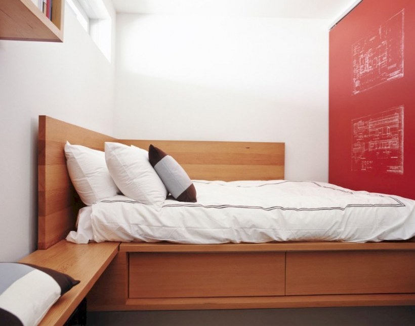 Двуспальная кровать в маленькой комнате