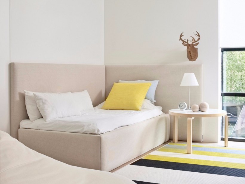 Кровать вдоль стены