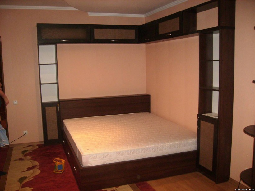 Двуспальная кровать в углу