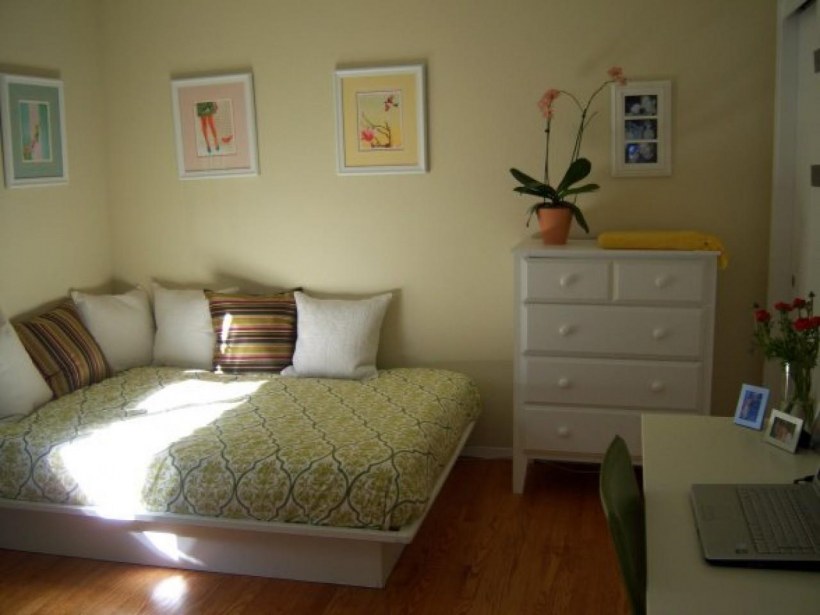 Двуспальная кровать в углу комнаты