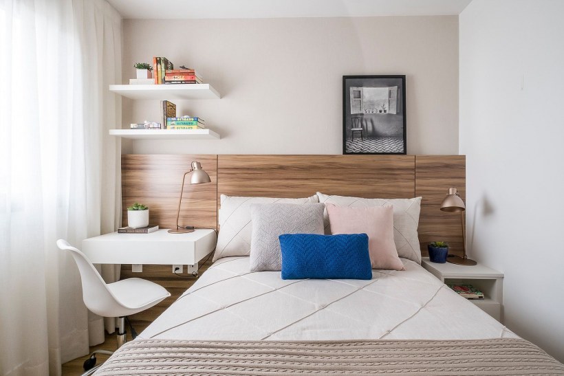 Двуспальная кровать в маленькой спальне