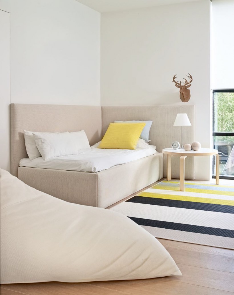 Спальная кровать в углу