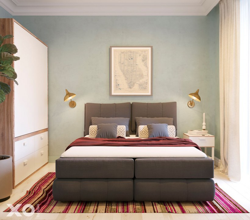 Двуспальная кровать в углу комнаты