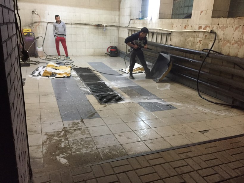 Резиновый пол для автосервиса