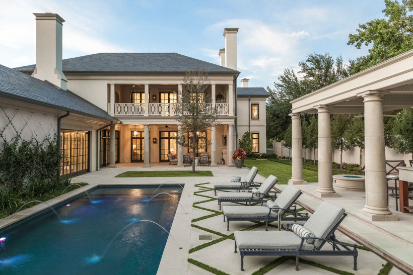 Задний двор особняка с бассейном