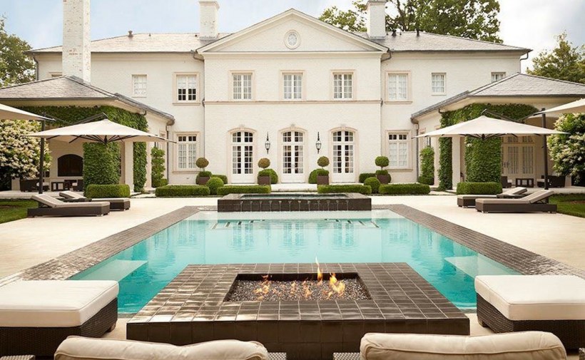 Особняк с бассейном и садом