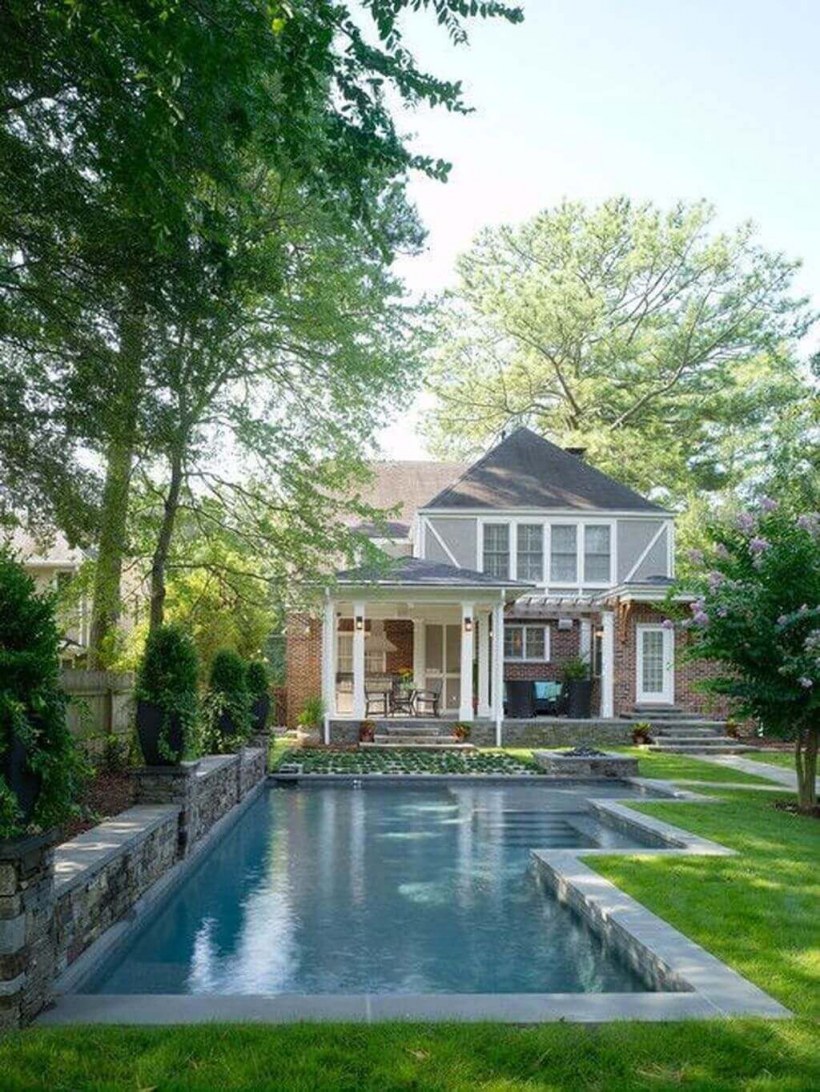Особняк с бассейном и садом