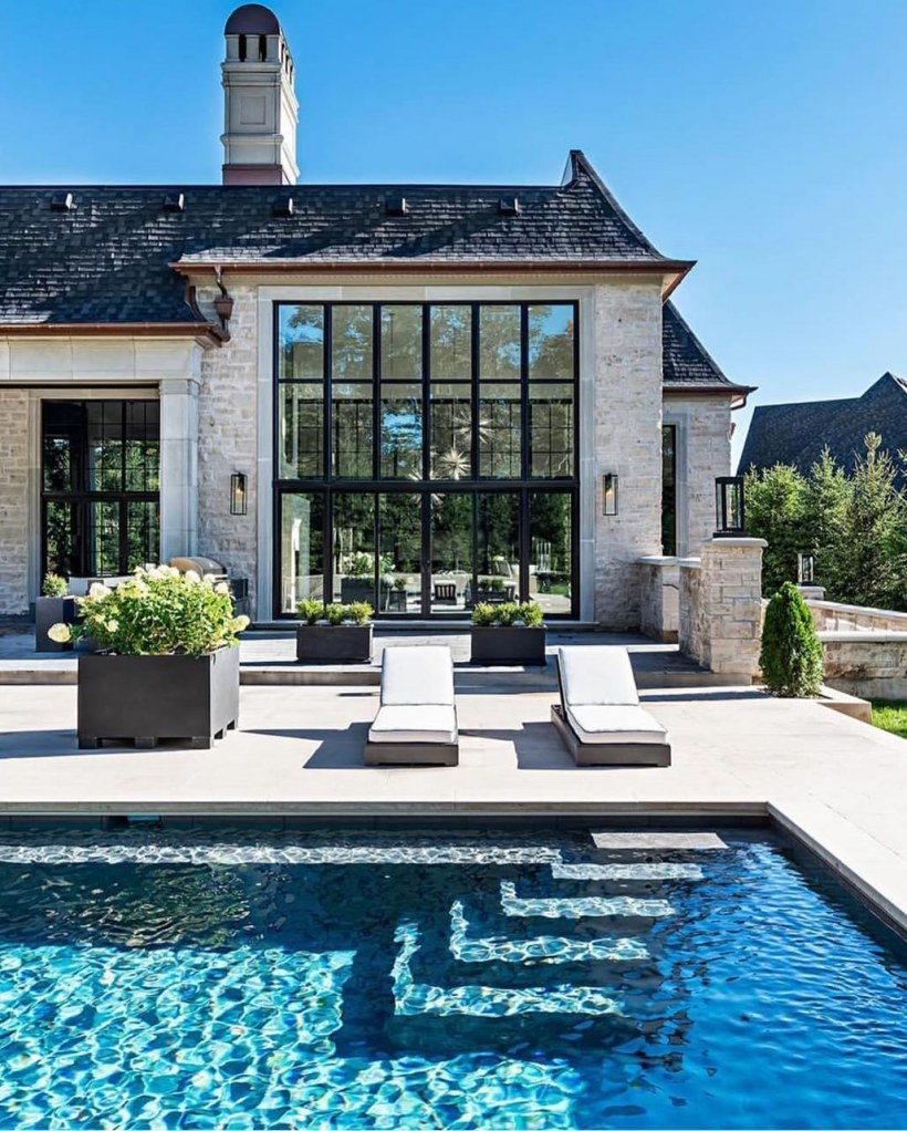 Большой особняк с бассейном