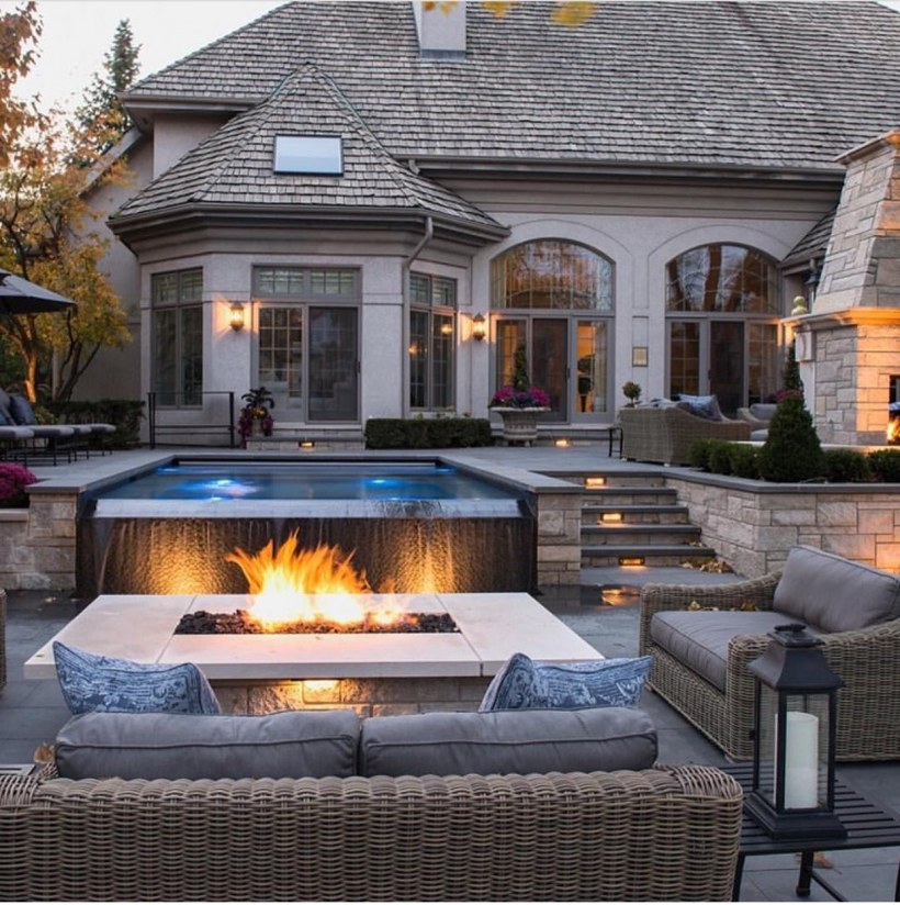 Камин на заднем дворе