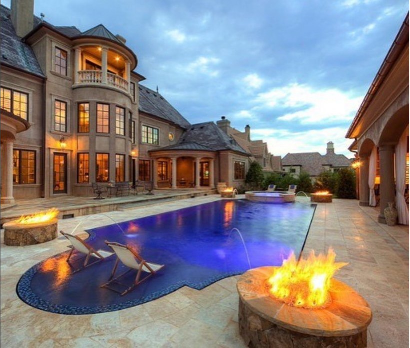 Роскошный двор особняка