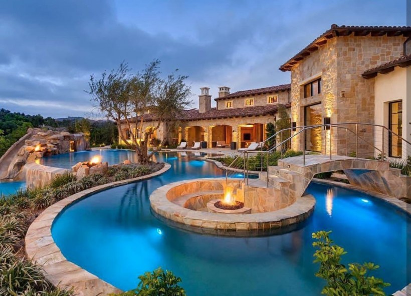 Богатый двор с бассейном