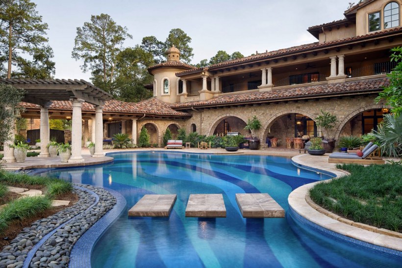 Бассейн у дома в средиземноморском стиле
