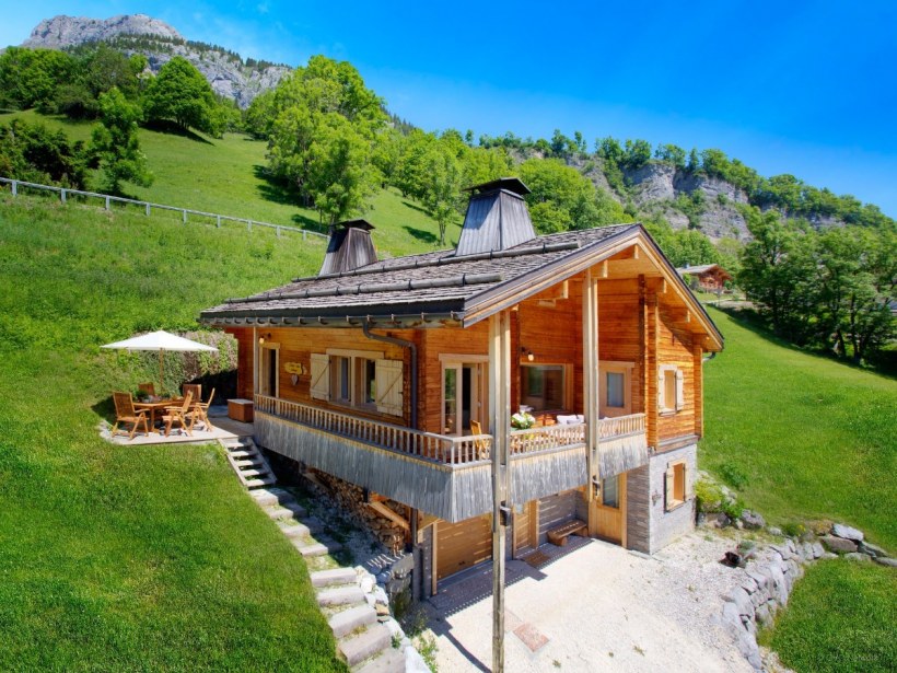 Беседка с мангальной зоной в стиле Шале