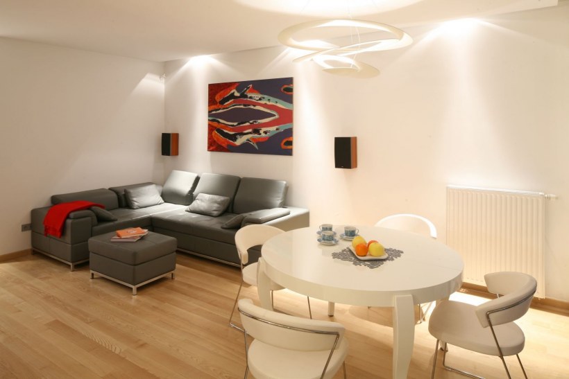 Интерьер кухни с диваном и телевизором