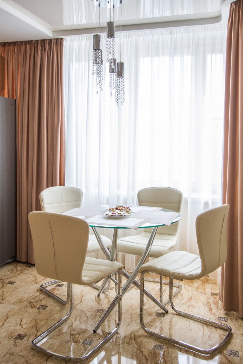 Обеденный стол в гостиной в хрущевке