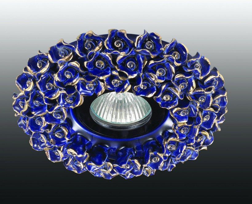 Комната с синей подсветкой