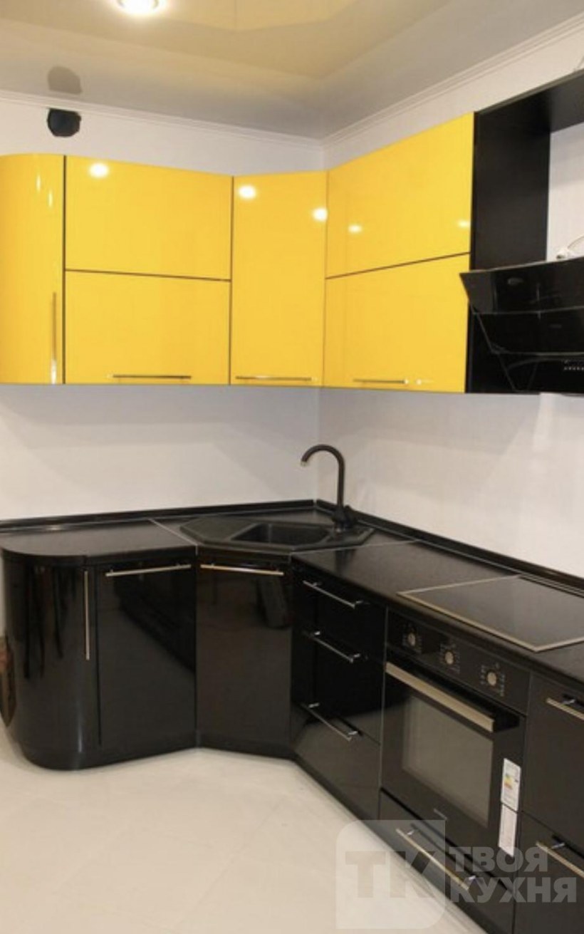 Черно желтая кухня