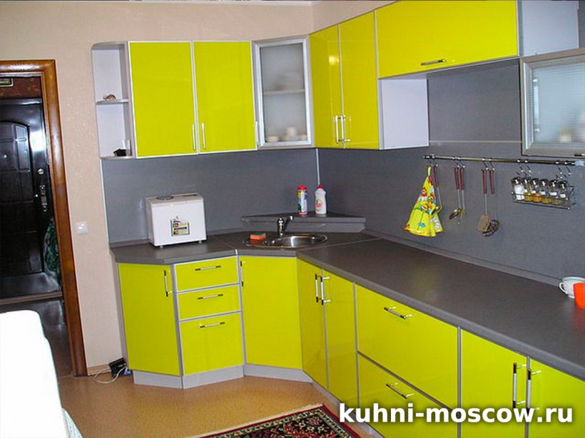 Желтая пластиковая кухня