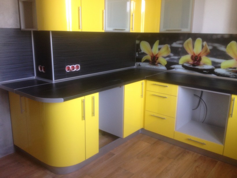 Кухонный гарнитур желтый с черным