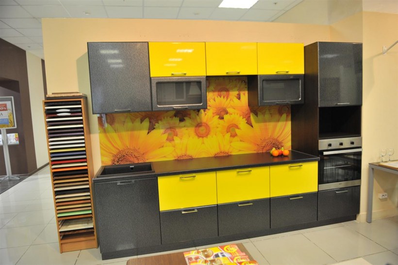 Кухонный гарнитур желтого цвета подсолнух