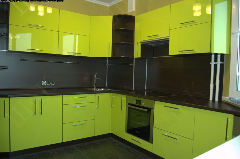 Зеленая кухня с темной столешницей