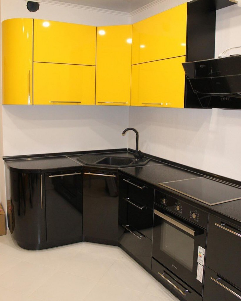 Кухонный гарнитур желтый с черным