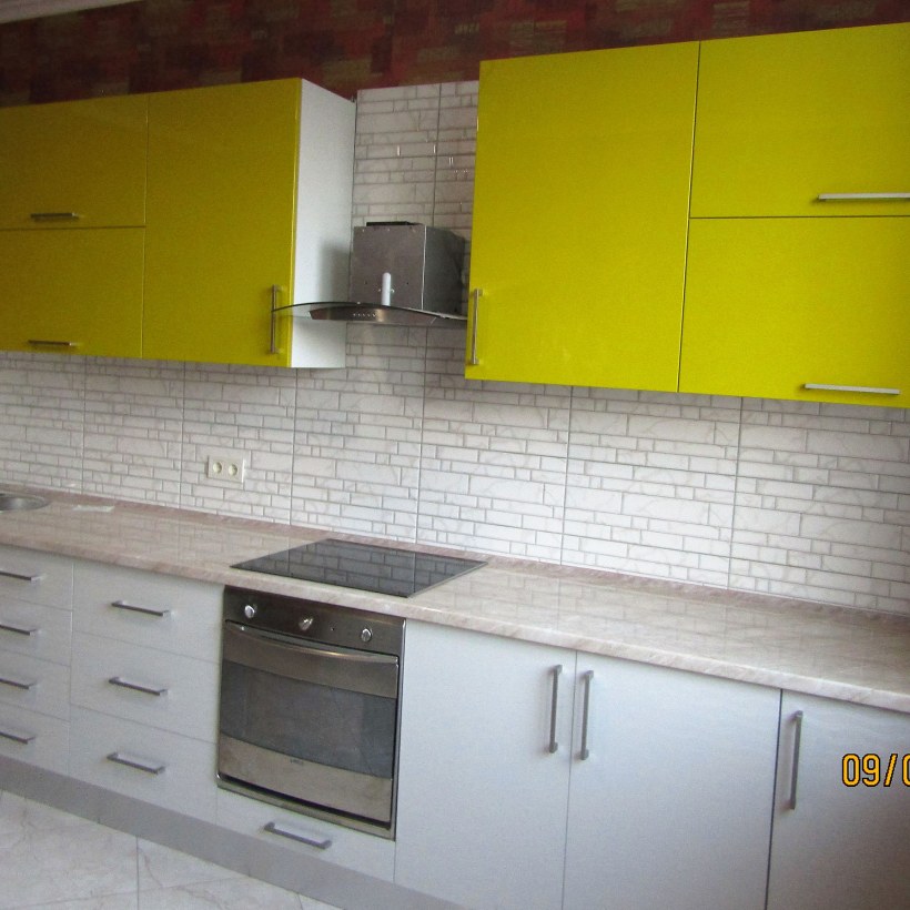 Кухонный гарнитур белый верх желтый низ