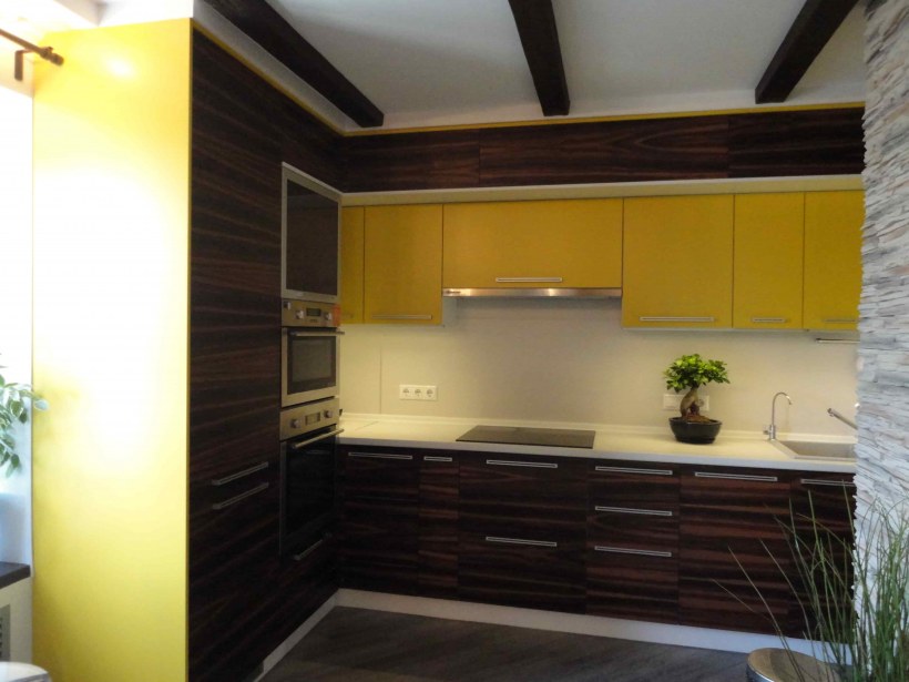 Двухцветные кухни с антресолью