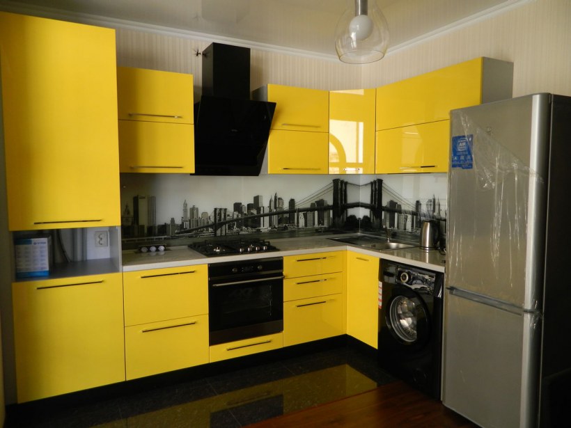 Черно желтая кухня