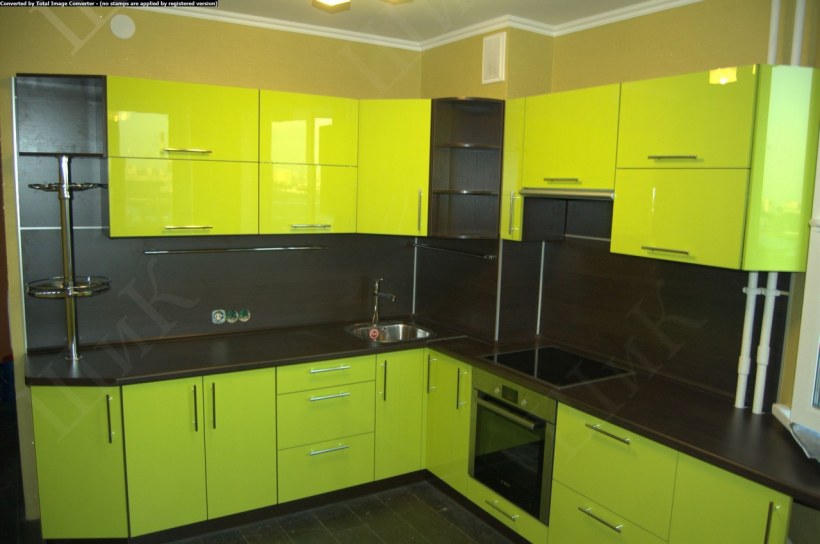 Салатовая кухня с черной столешницей