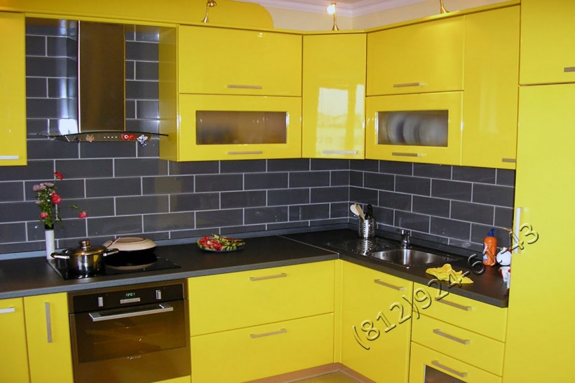 Желтая угловая кухня