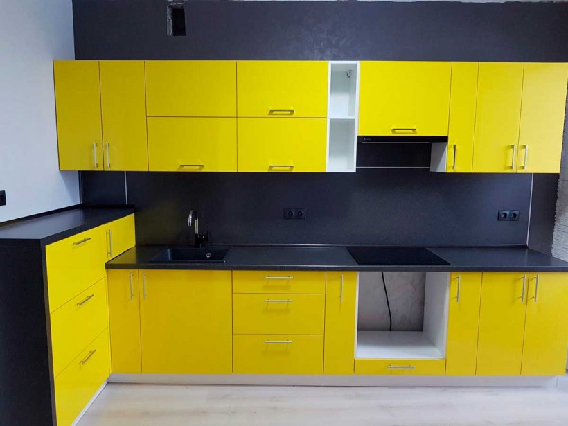 Черно желтая кухня