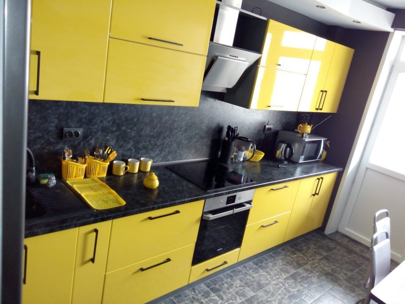 Желто серая кухня